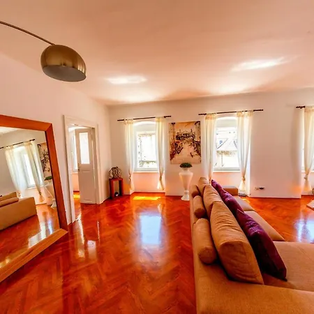 Luxury Serviced In Centre Apartment Split