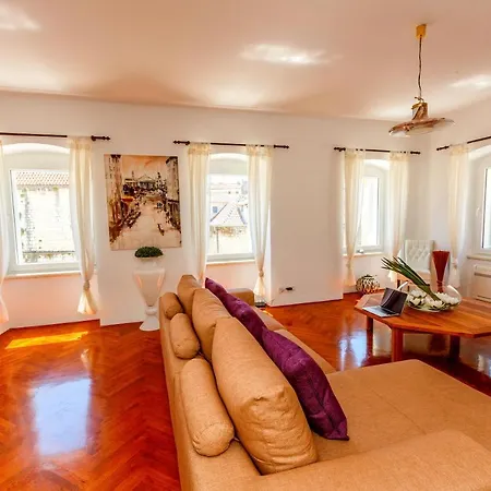Luxury Serviced In Centre Apartment