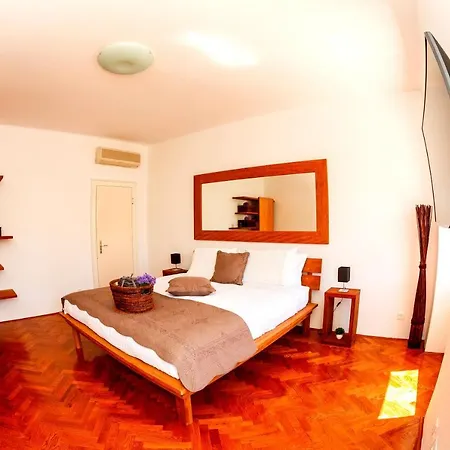 Luxury Serviced In Centre Apartment