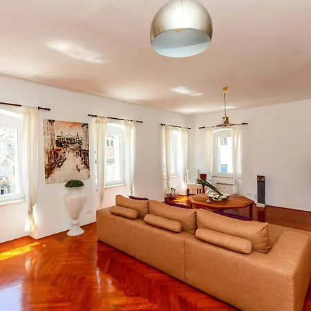 Luxury Serviced In Centre Apartment