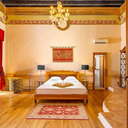 Luxury Serviced In Centre Apartment *
